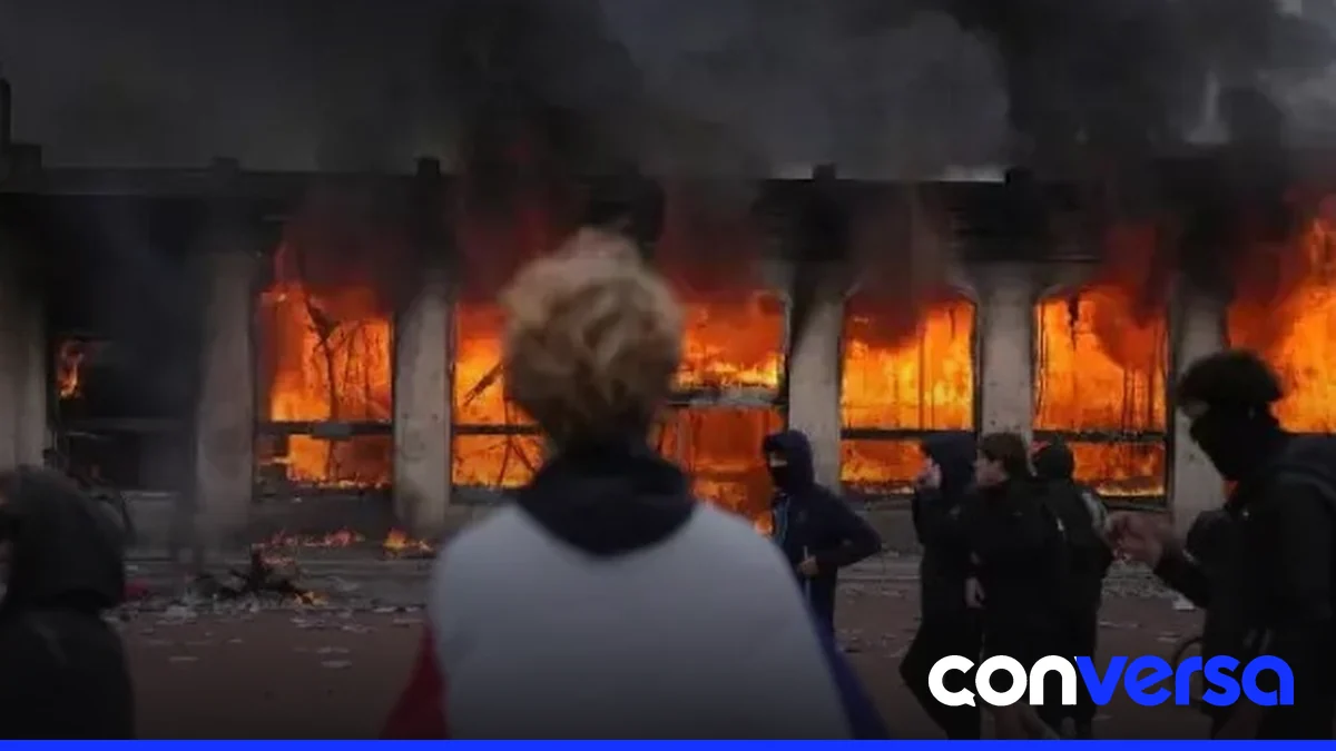 Manifestantes en la Plaza de España, Madrid, durante una protesta por la crisis de vivienda.