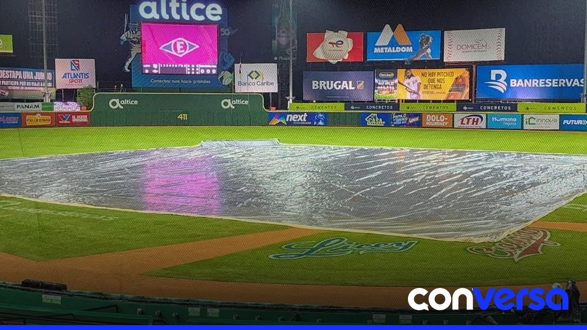 Jugadores de béisbol en un partido de la LIDOM.