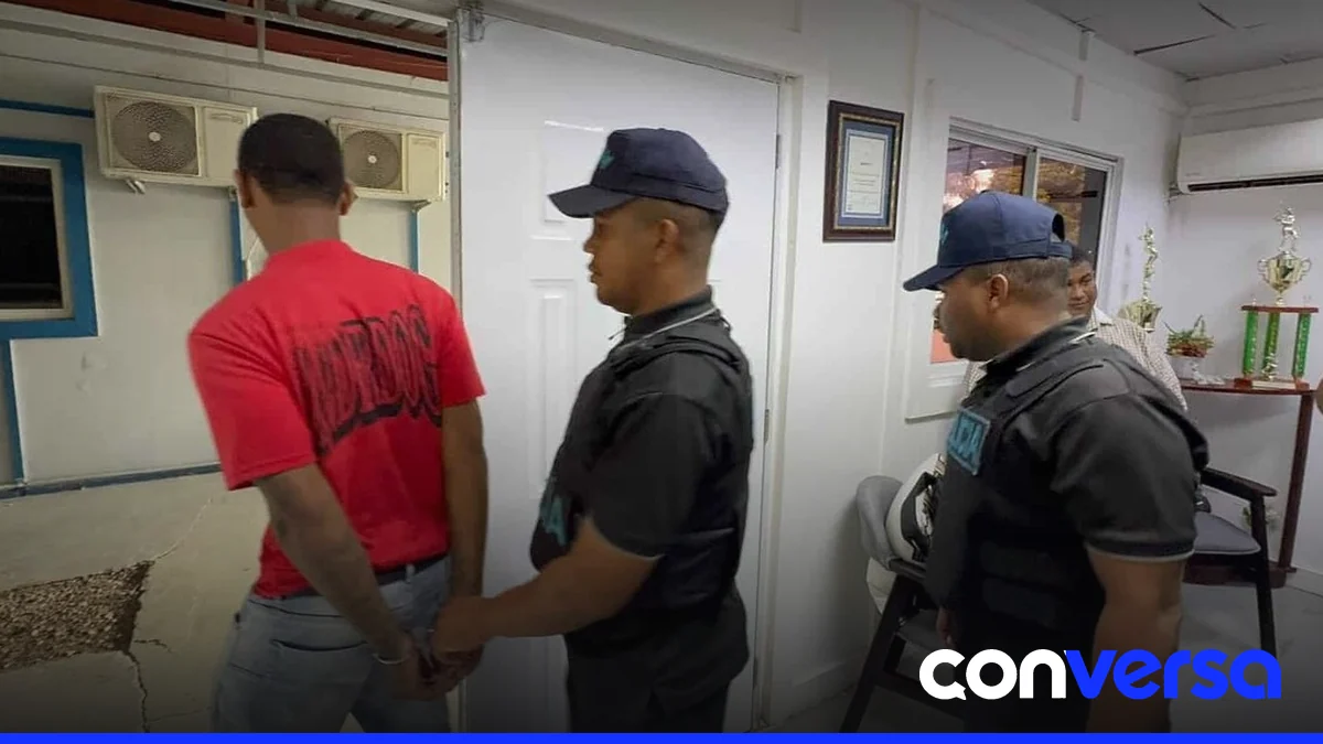 Policía Nacional recupera prendas de oro durante investigación del asalto a residencia de regidor en Villa González.