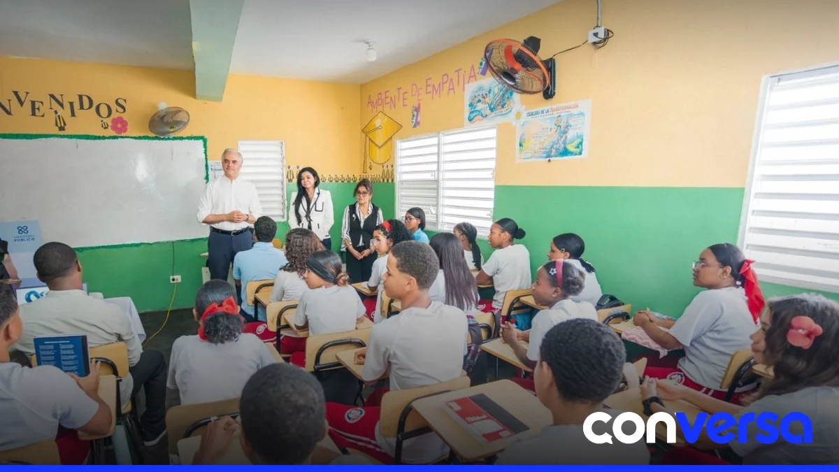 Yeni Berenice Reynoso se reunió con estudiantes del liceo Matías Ramón Mella en Herrera.