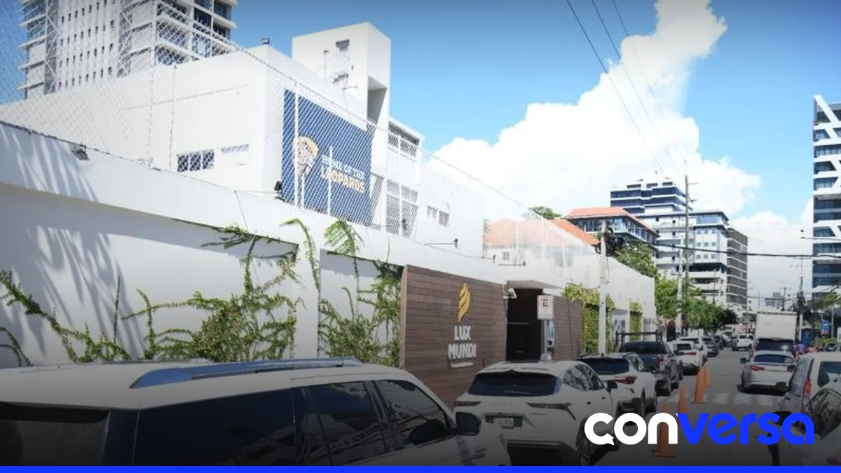Estudiantes salen de un colegio en el Distrito Nacional con el apoyo de agentes de tránsito.
