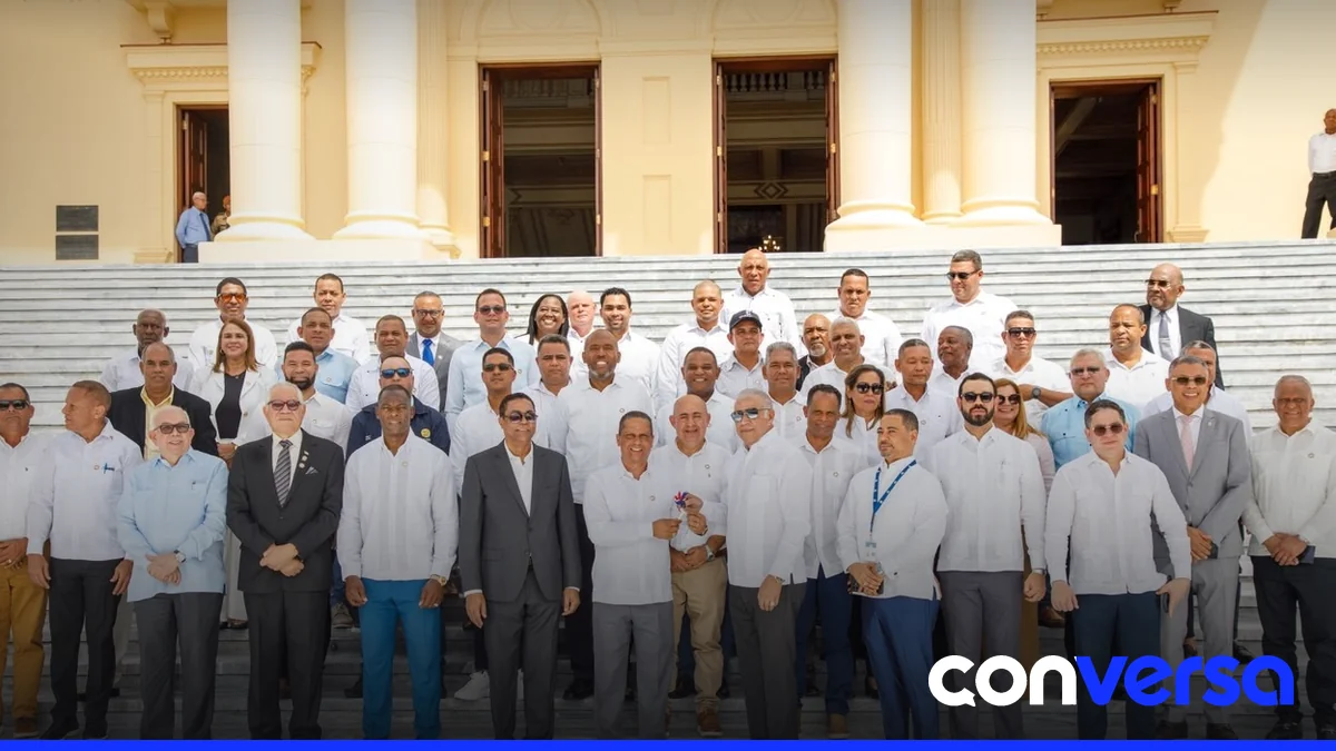 Ministro Andrés Bautista entrega camiones compactadores a municipios durante acto en el Palacio Nacional.