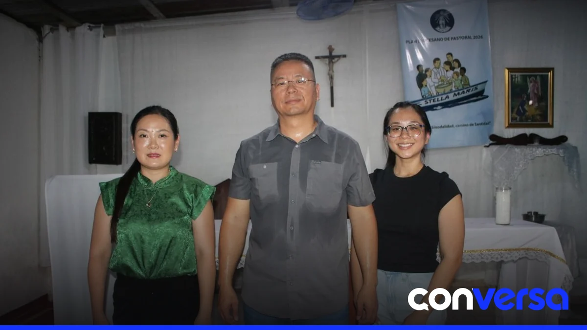 Representantes de la Cámara General de Comercio de Fujian y la comunidad local reciben donaciones en San Antonio de Guerra.