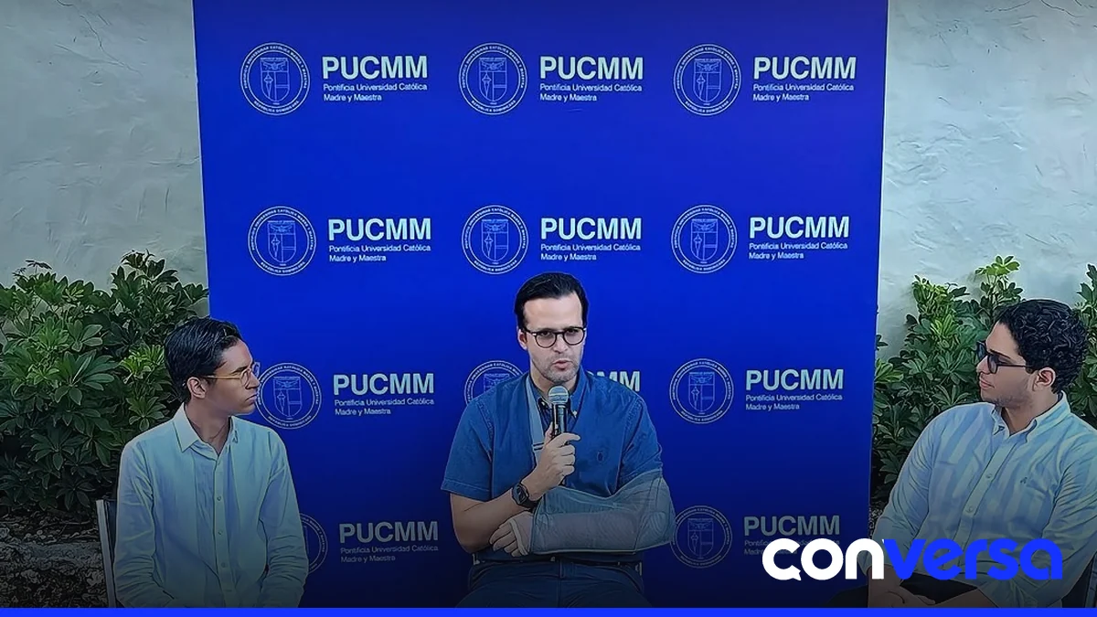 Rafael Paz participó en el Café Político de la PUCMM, donde abordó temas de emprendimiento y financiamiento.