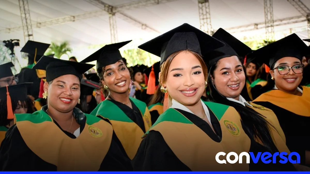Graduandos de la Universidad Tecnológica del Cibao Oriental en la ceremonia de graduación en Cotuí.