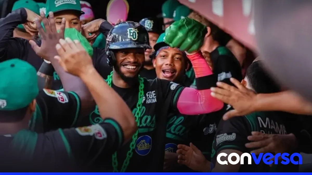 Jugadores de la Lidom en acción durante el primer partido del torneo.
