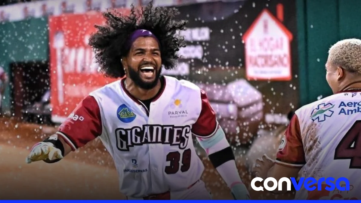 Jugadores de los Gigantes del Cibao celebran la victoria en el Estadio Julián Javier.
