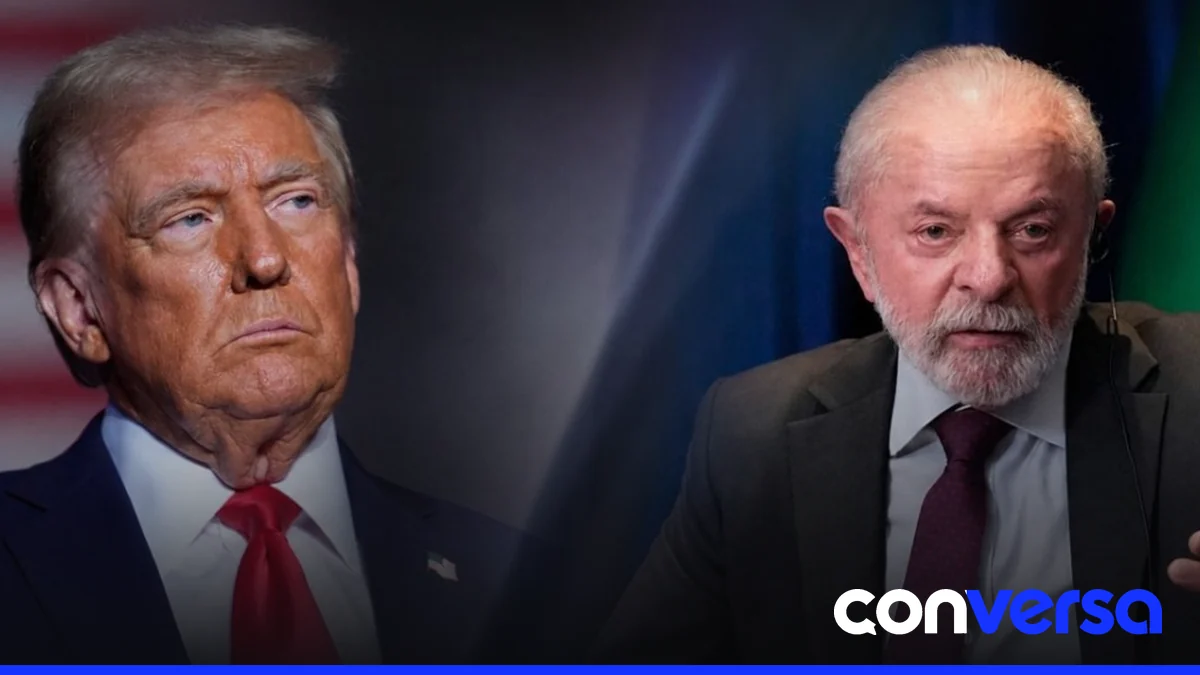 Donald Trump habla con la prensa antes de abordar el avión presidencial.