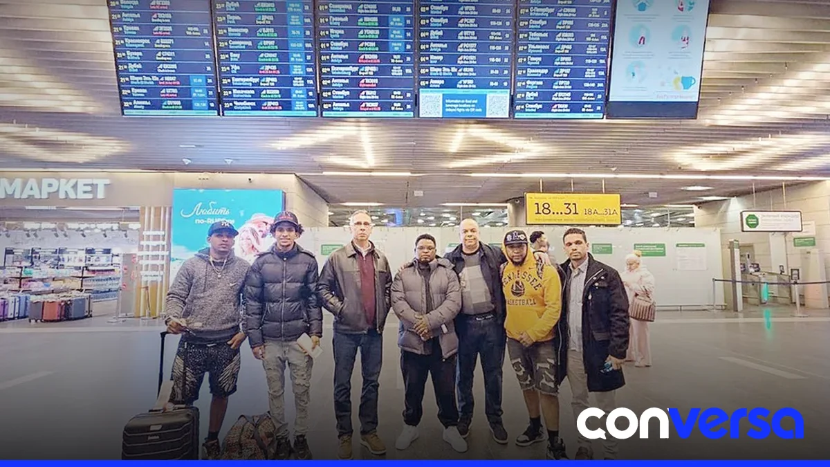 Funcionarios dominicanos acompañan a ciudadanos en el aeropuerto de Moscú durante su regreso a la República Dominicana.