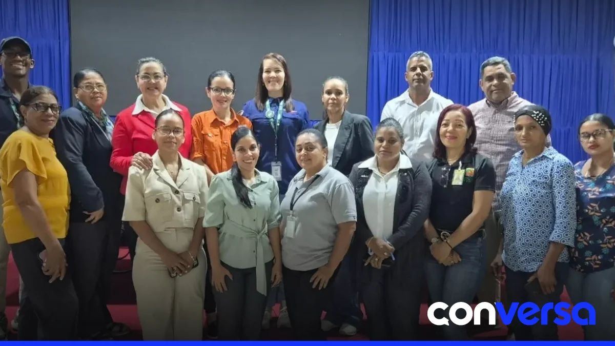 Funcionarios municipales participan en una charla sobre manejo de residuos sólidos en San Francisco de Macorís.