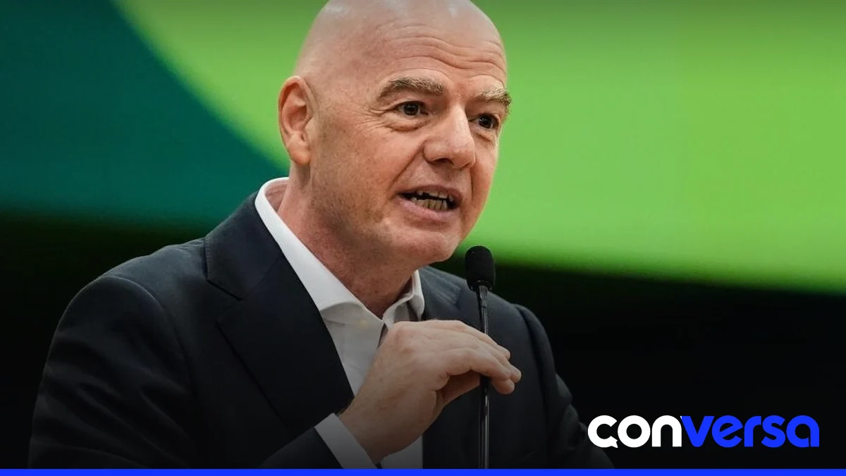 Gianni Infantino recibe el abrazo del presidente de la Confederación Asiática de Fútbol, jeque Salman bin Ibrahim Al Khalifa, en una reunión en Tokio.