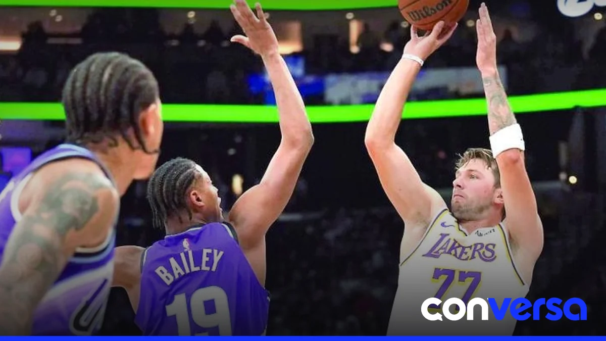 Jugadores de los Lakers celebran su victoria en el partido contra el Jazz.