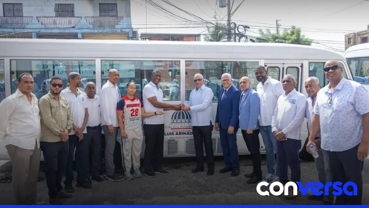 Representantes de los clubes Pueblo Nuevo y Águila de Guachupita reciben la entrega de autobuses.