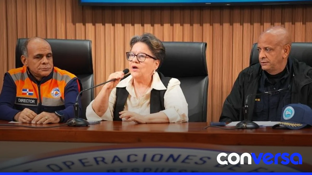 Personal de Defensa Civil realiza evacuaciones preventivas en zonas afectadas por las lluvias.
