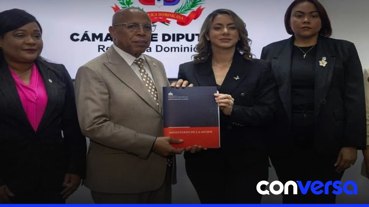 Foto de archivo de la ministra de la Mujer, Gloria Reyes.