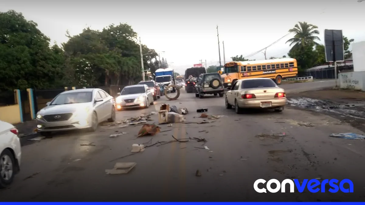 Protestantes bloquean la autopista Duarte en Villa Bisonó durante las manifestaciones.