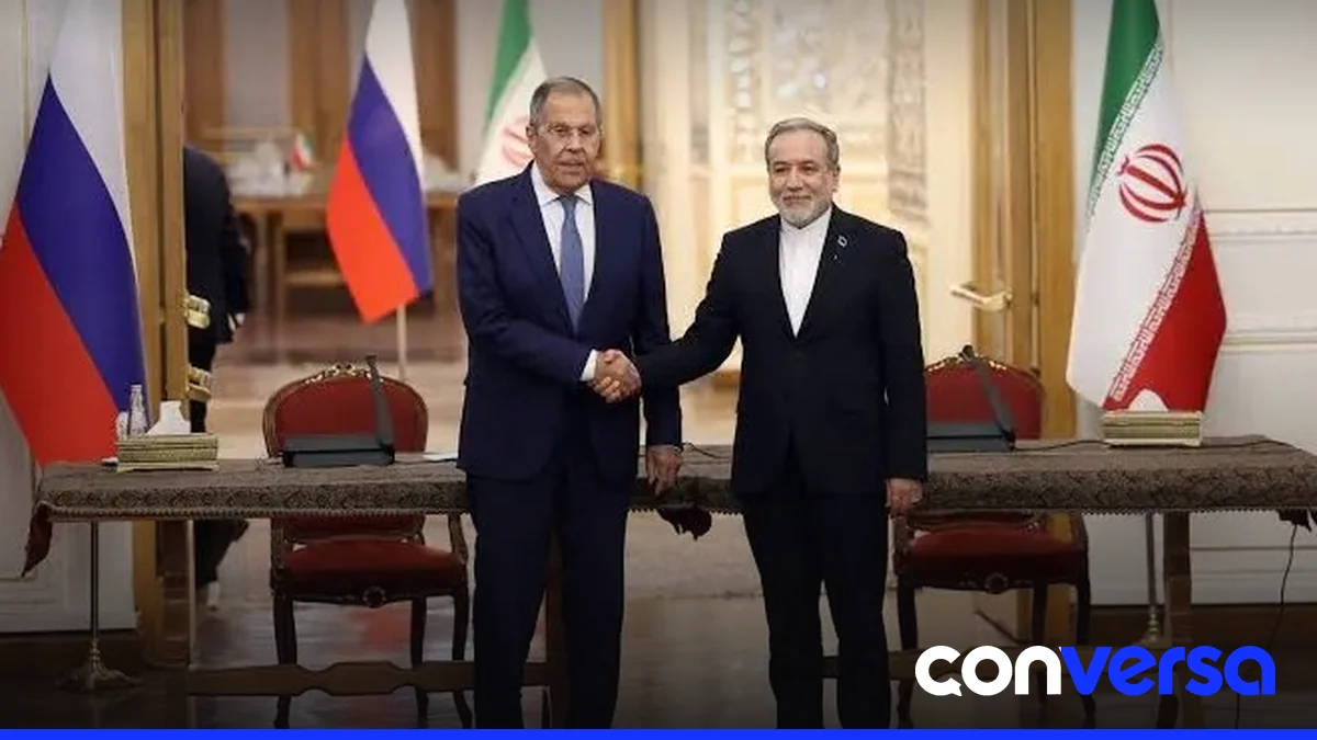 Fotografía de la reunión entre el ministro iraní Abbas Araghchi y el ruso Serguéi Lavrov en Teherán.