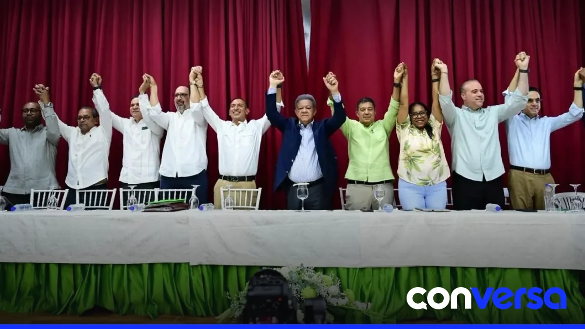Leonel Fernández durante una actividad política en La Vega.
