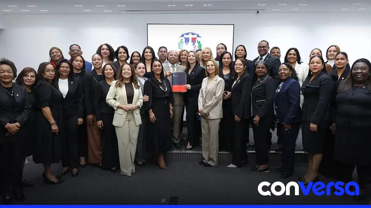 Ministra de la Mujer, Gloria Reyes, entrega el anteproyecto de la Ley Mirabal en el Congreso Nacional.