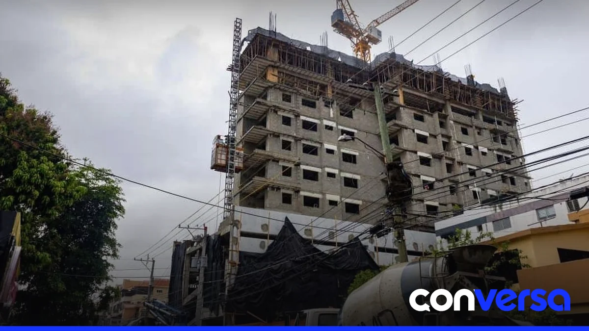 Imagen de una construcción en proceso, mostrando estructura y elementos de soporte.