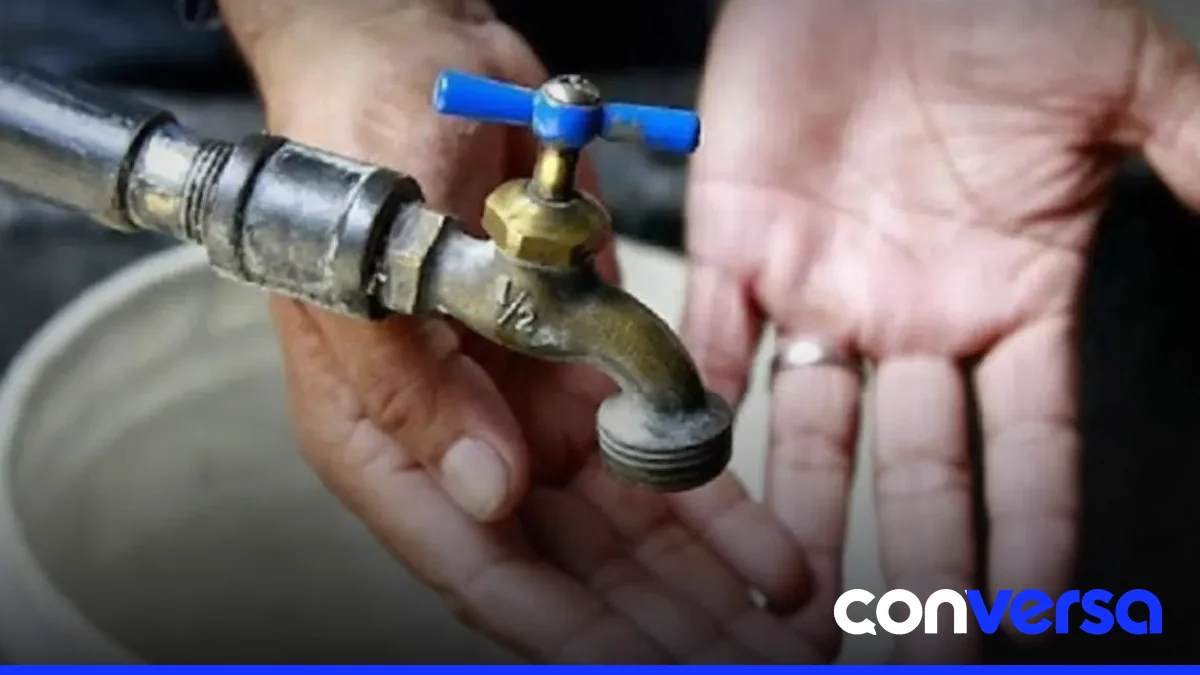 Familias en Barahona recurren a embases para abastecerse de agua durante la interrupción del servicio.
