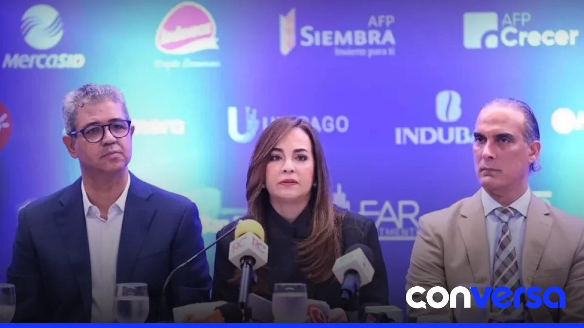 Trabajadores en un entorno laboral, destacando la importancia de la salud mental en el sector empresarial.