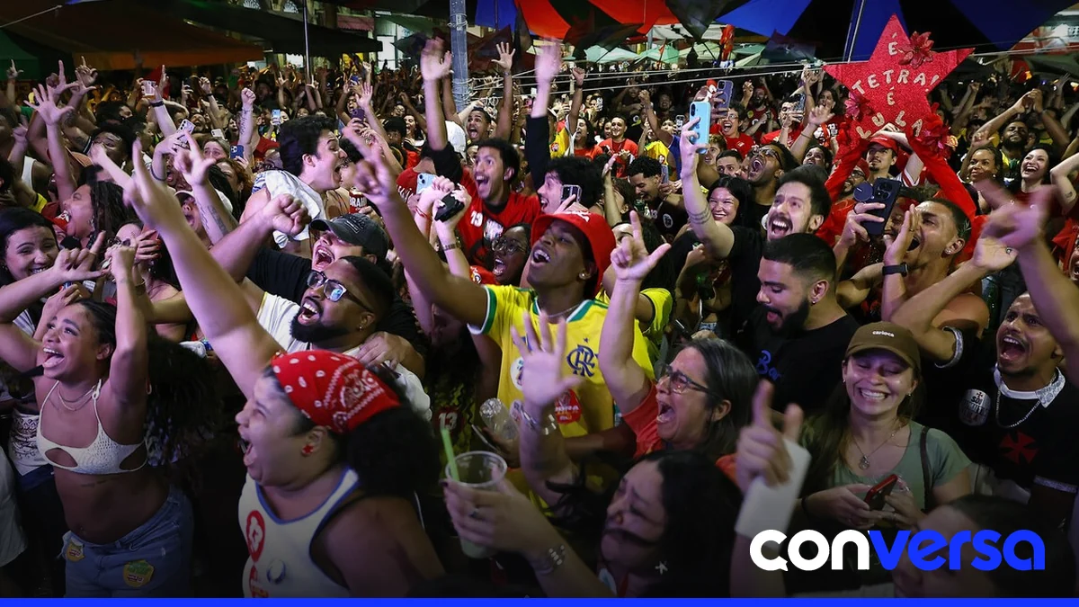 Imagen de una elección en Brasil, con urnas y ciudadanos votando.