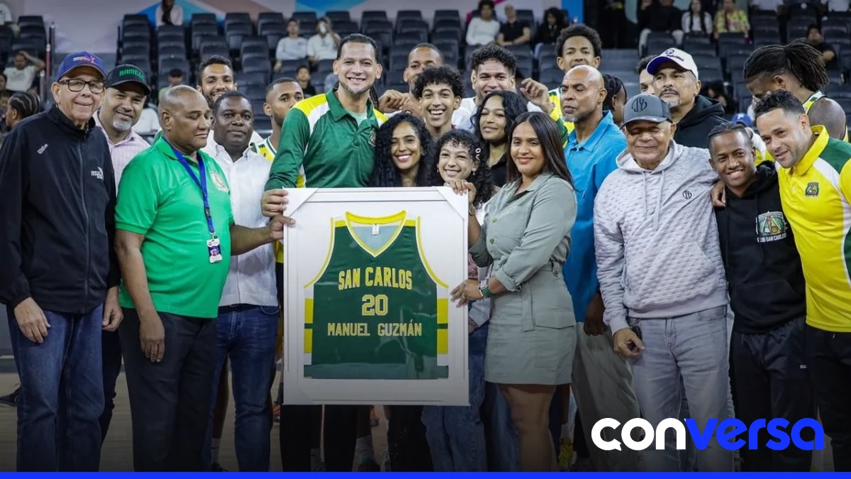 Jugadores de San Carlos celebran el triunfo y la entrega de la camiseta número 20 a Manuel Guzmán.