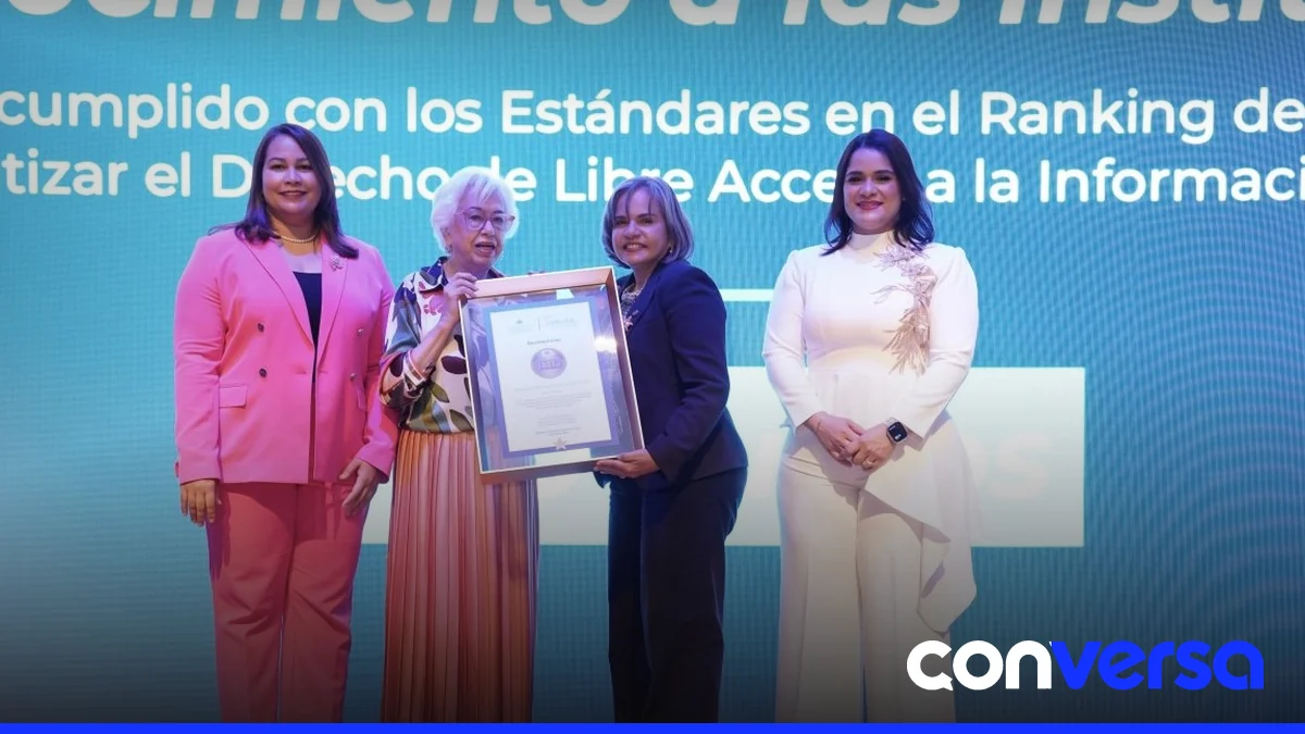 Foto del acto de entrega del reconocimiento a la Oficina de Acceso a la Información del TSE.