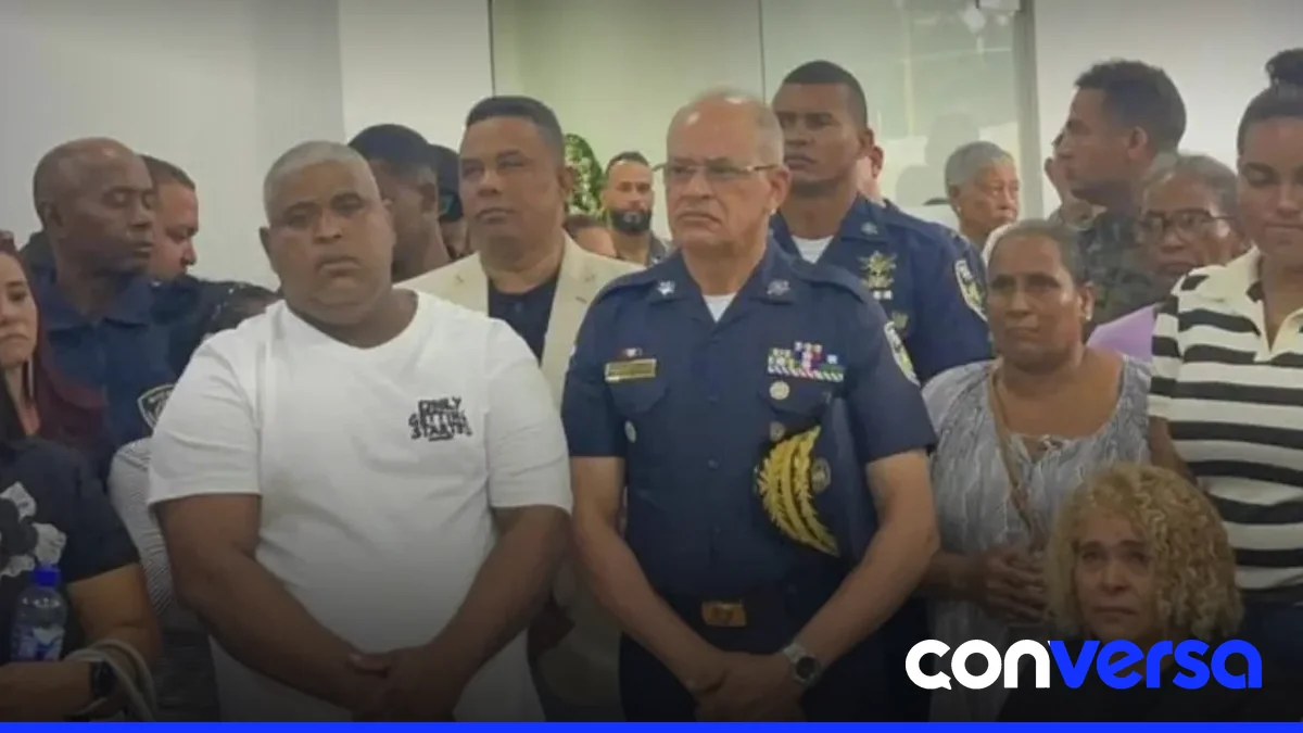 Autoridades policiales participan en honras fúnebres de sargento en Villa Riva.