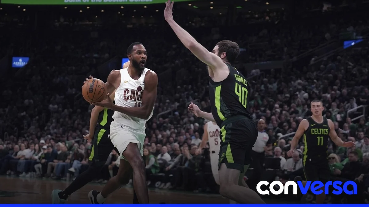 Jugadores de los Cleveland Cavaliers celebran su victoria en el Rocket Arena.