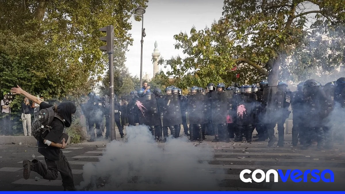 Manifestantes y policías en una protesta estudiantil en Francia.