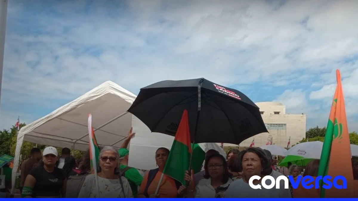 Mujeres del Movimiento Mujeres Trabajadoras protestan frente a la Procuraduría General.