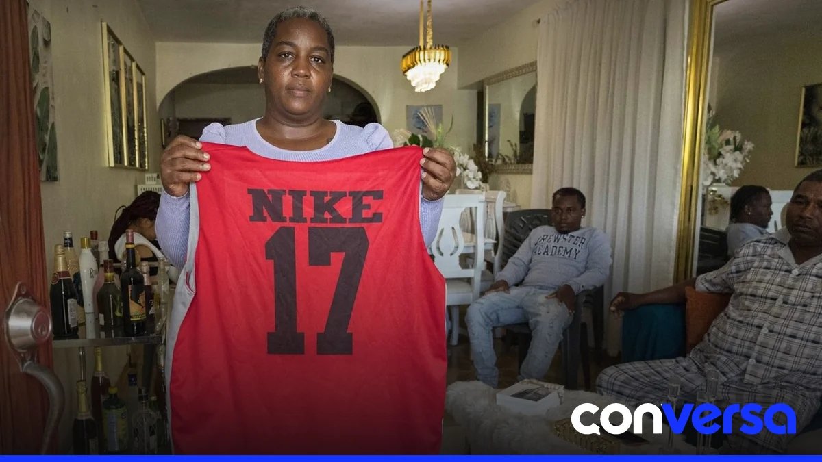 Familia de Yefry Yunior González en la vivienda donde vivía junto a su madre.
