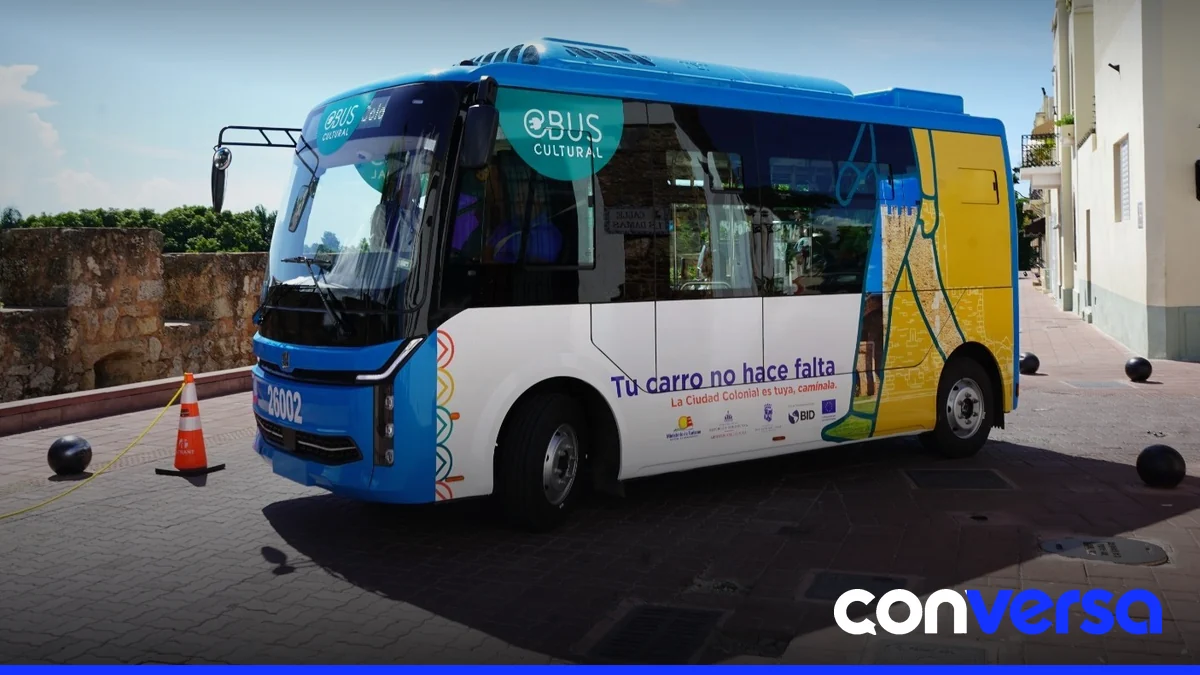 Imagen de un autobús eléctrico del EBus Cultural en la Ciudad Colonial.