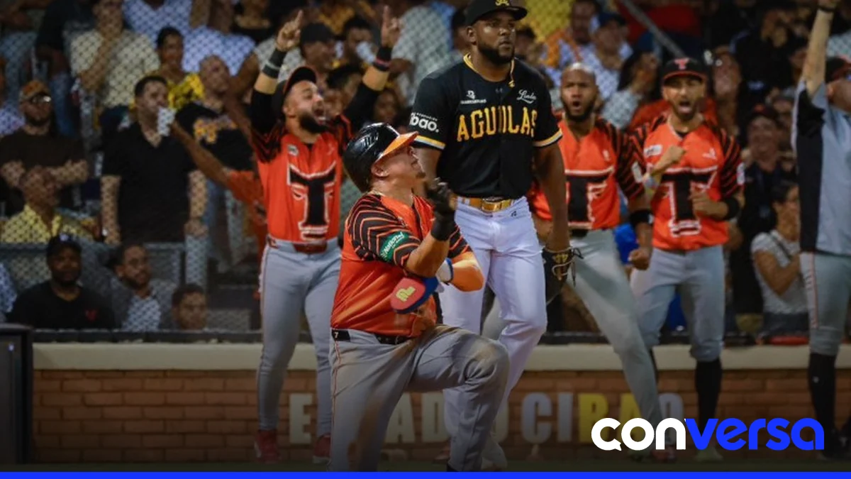 Jugadores de los Toros del Este celebran su victoria en el estadio Cibao.