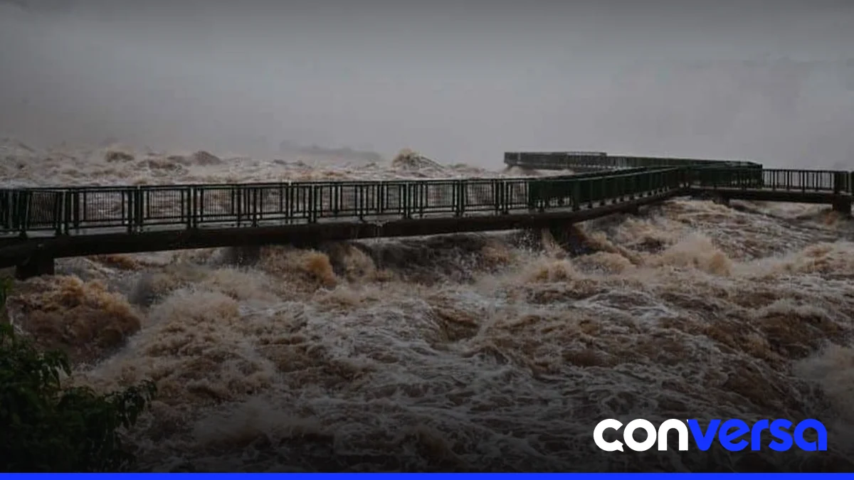 Imagen de las cataratas del Iguazú con señalización de cierre temporal por crecidas.