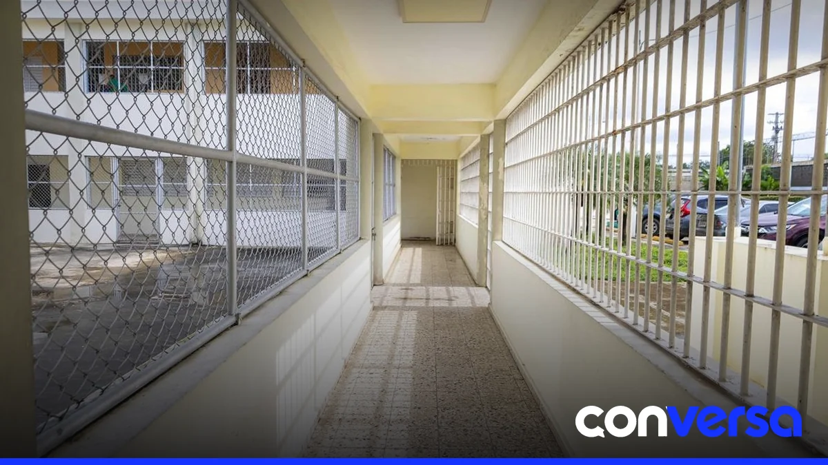 Imagen de un centro de detención para menores con condiciones insalubres.