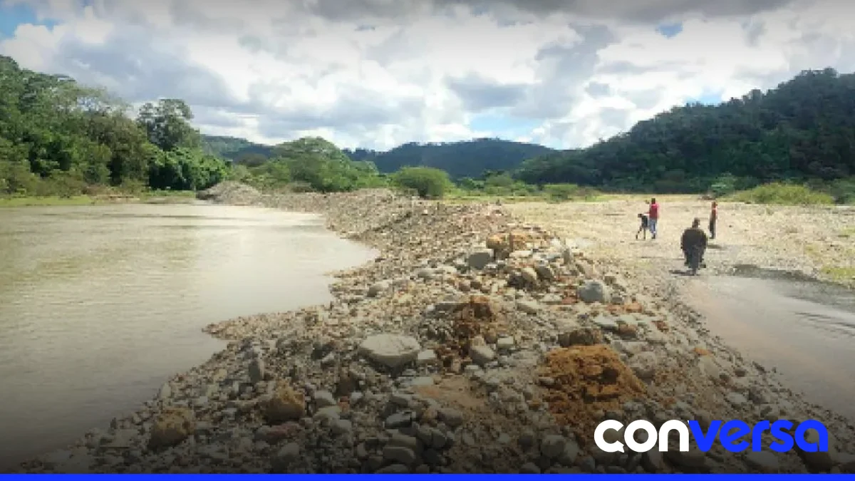Imagen de un río con evidencia de alteración en su cauce.