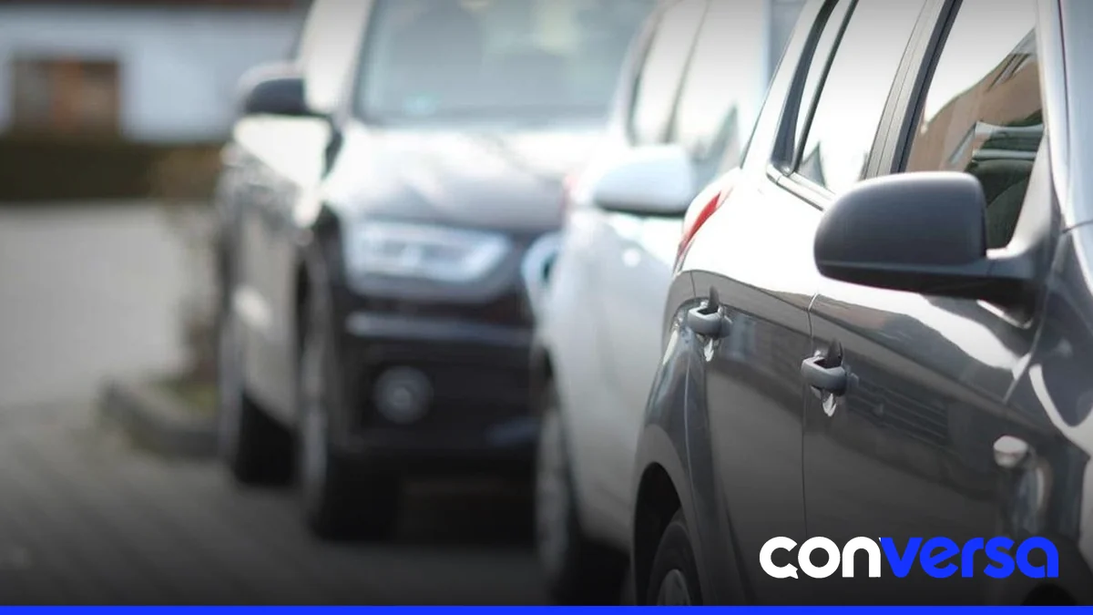 Vehículos híbridos en una carretera, representando la importación regulada por la UE.