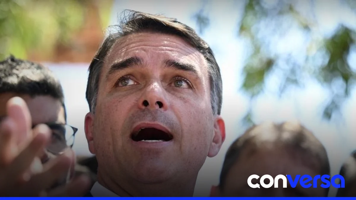 Flávio Bolsonaro habla en una reunión política en Brasilia.