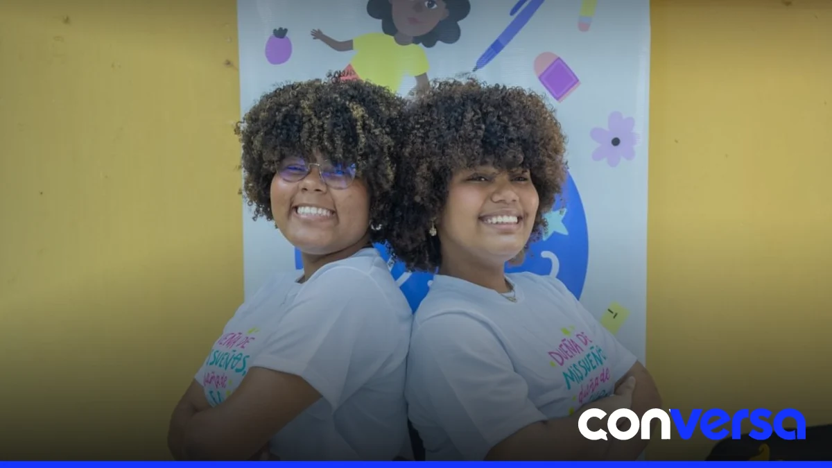 Niñas y adolescentes en una escuela pública, destacando la importancia de la educación y la protección en su desarrollo.