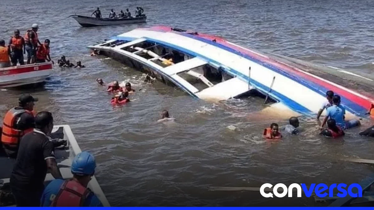 Fotografía de un ferry en el mar, sin identificación específica.