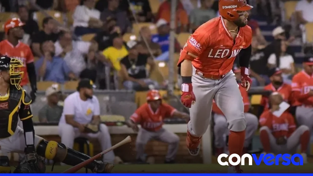 Jugadores de los Leones del Escogido celebran su victoria en el estadio Cibao.