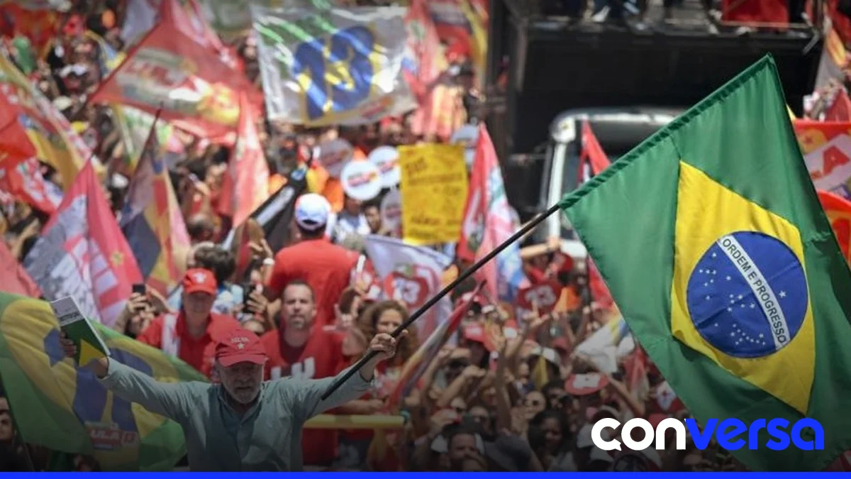 Multitud de simpatizantes de Lula en la playa de Copacabana durante la campaña electoral.