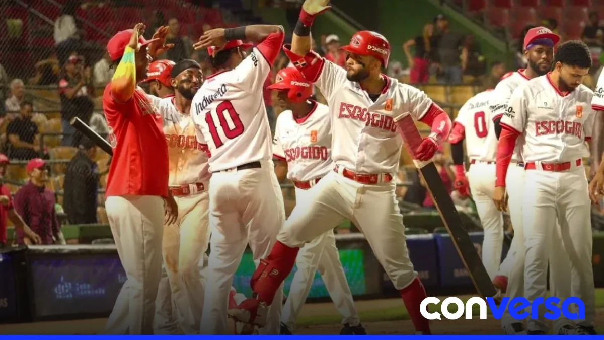 Jugadores de los Leones del Escogido celebran su victoria en el estadio Quisqueya Juan Marichal.