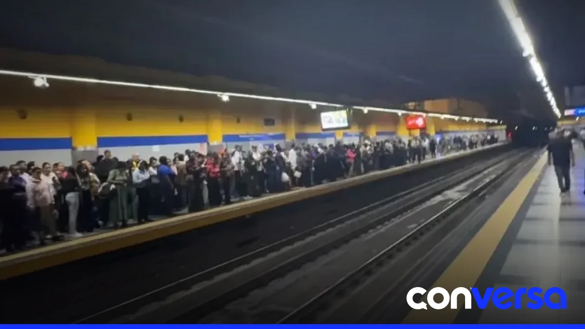 Imagen de la estación Juan Pablo Duarte del Metro de Santo Domingo, abarrotada por usuarios que esperaban abordar los trenes.