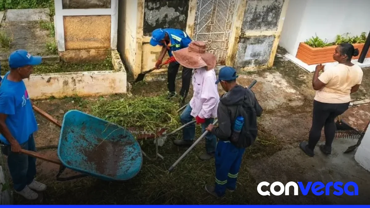 Imagen de un cementerio en proceso de limpieza y reacondicionamiento.