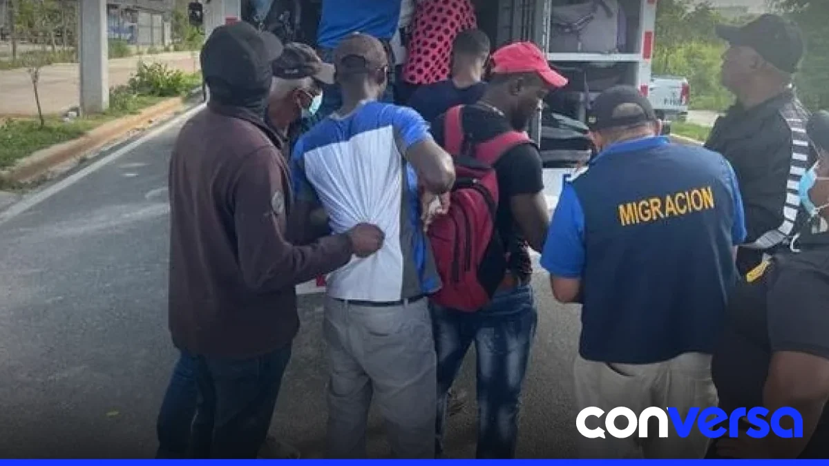 Personal de la Dirección General de Migración durante una operación fronteriza.