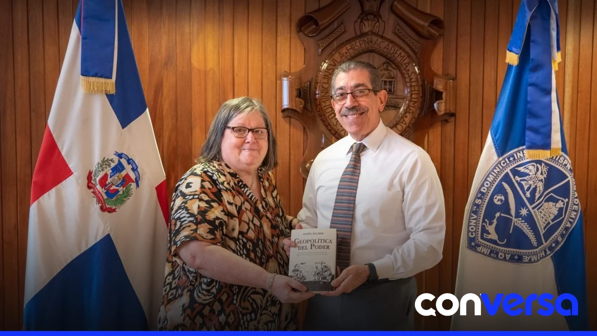 Rector de la UASD recibe a la escritora Isabel Rauber en su despacho.